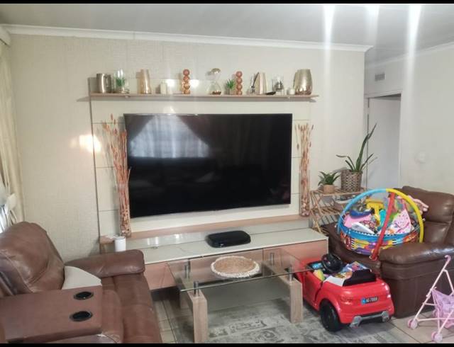 3 BEDROOM HOUSE FOR SALE IN THATCHFIELD